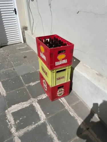 VENDO 3 ENGRADADOS DE CERVEJA COM GARRAFAS