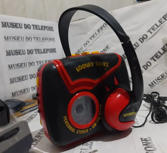 Walkman toca fita rádio antigo LOONEY TUNES reliquia anos 80 com fone original 