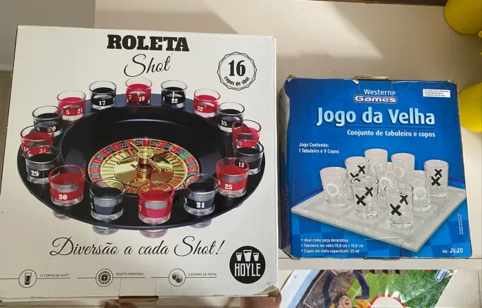 Jogo da velha em tabuleiro e copoe roleta shot 