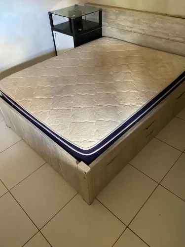 Cama king completa com base planejada 