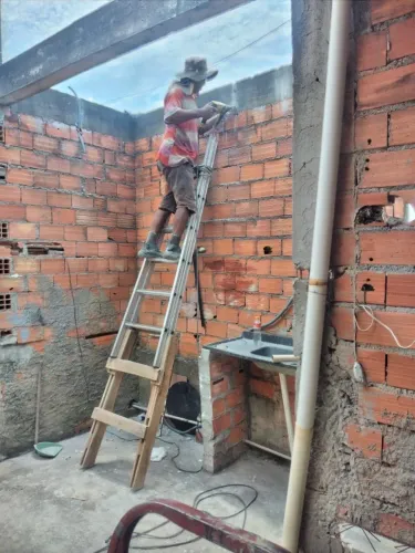 Executo serviços manuténçao  alvenaria  elétrica pintura e jardinagem em geral