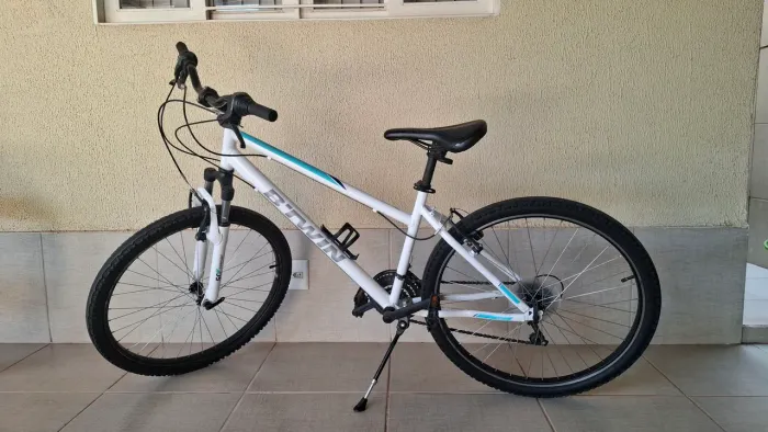 Bicicleta branca com detalhes azul/turquesa e cinza