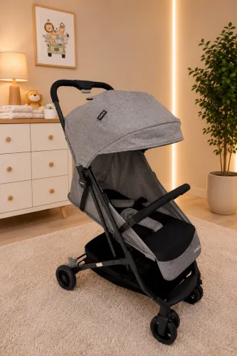 Carrinho de Bebê Cosco Semi Novo - Compacto e Muito Conservado
