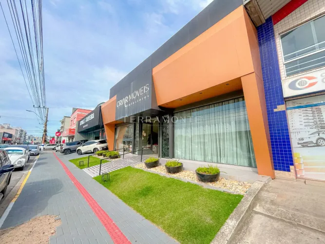 Espaço comercial com 660 m² na Avenida Patrício Lima