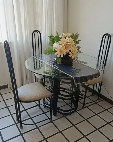 Vende-se mesa de vidro redonda + 03 cadeiras 