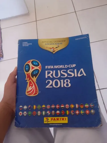 Álbum da copa 2018 faltando 2 figurinha, com DEFEITO