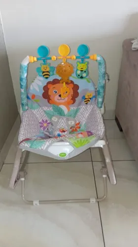 Vendo cadeirinha 3 em uma cadeirinha de bebê que vibra