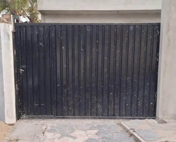 Portão grande com portão social 220x340 