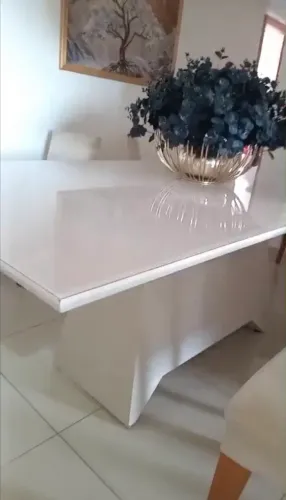 Mesa de Jantar Moderna Bege com Tampo de Vidro