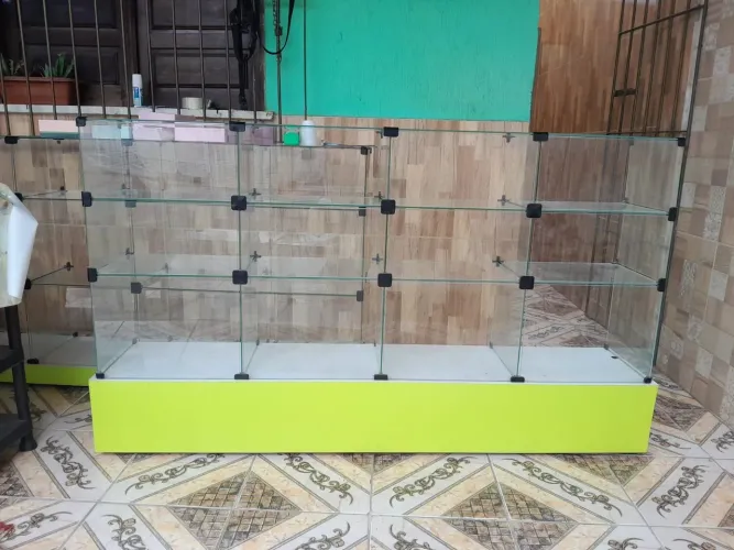 2 balcões de vidro