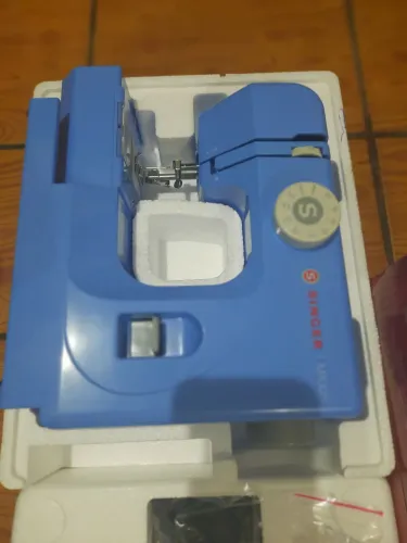 Mini máquina de costura Singer M1005, nunca foi usada, está completa. 