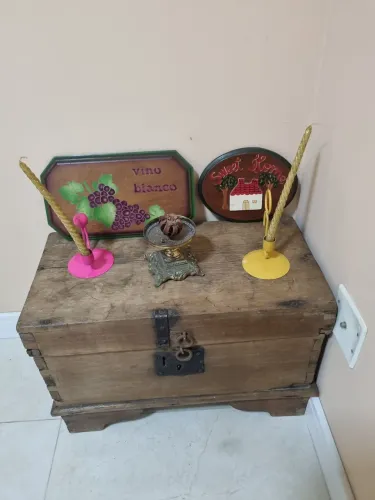 Baú centenário em madeira , peça de colecionador. R$1000,00 ( aceito oferta)