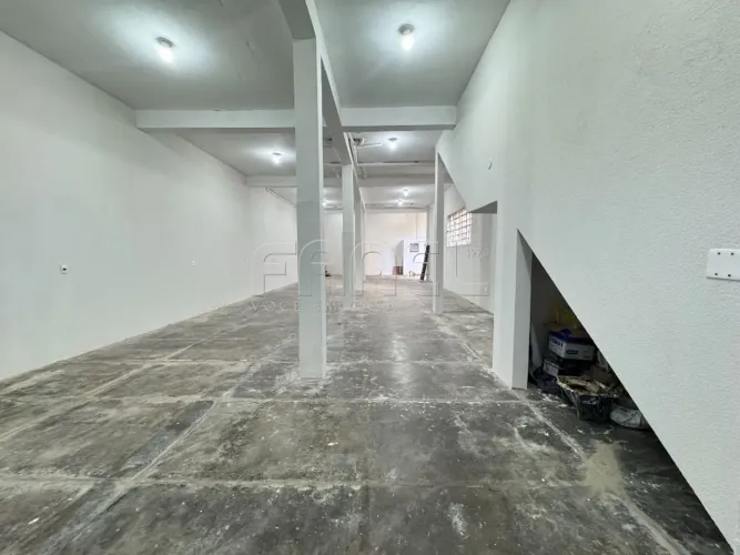 Monte Kemel | Salão Comercial com 3 vagas.