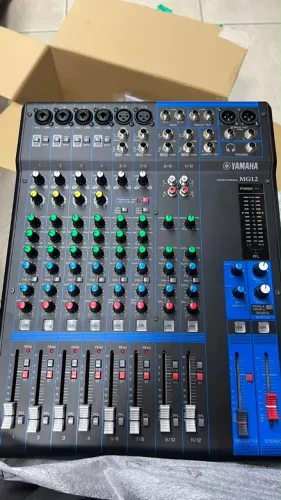 Mesa de Som Yamaha MG12 de 12 Canais com Phantom Power