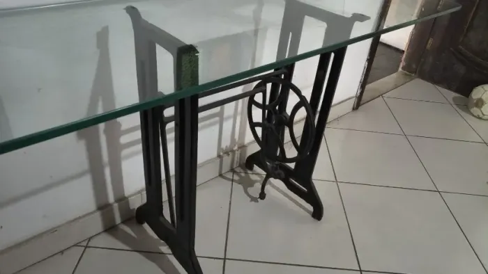 Mesa com tampo de vidro e pé de máquina de costura