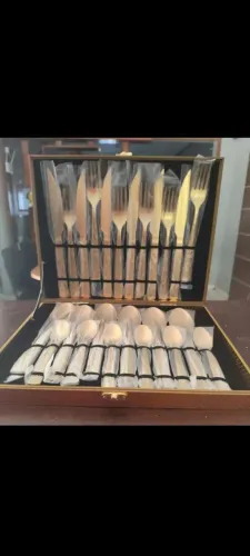 Maleta com kit talheres dourado 24 peças