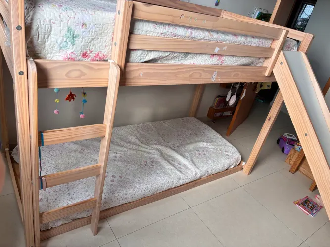 Cama infantil montessoriana com beliche e escorregador em madeira maciça 