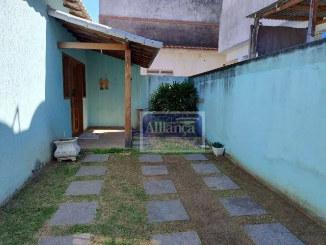 Casa linear com 2 dormitórios, 1 suíte, quintal gramado, churrasqueira coberta, 1 vaga de
