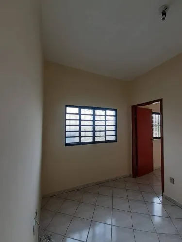 Casa com 3 Quarto(s) e 2 banheiro(s) para Alugar, 60 m² por R$ 1944 / Mês