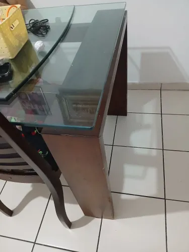 Mesa de vidro com 4 cadeiras