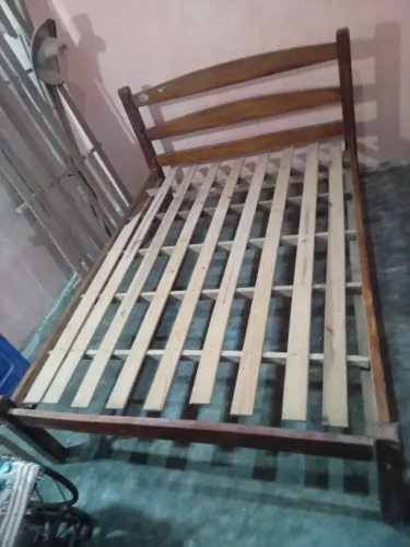Cama casal de madeira maciça