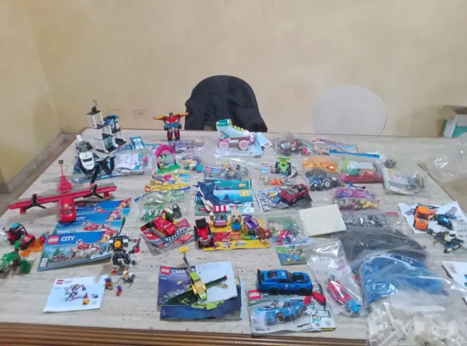 Vendo lote de LEGO original com diversos conjuntos e peças