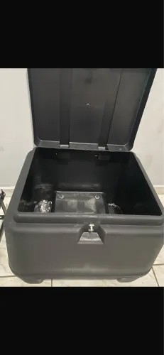 Vendo baú + suporte 80 litros 