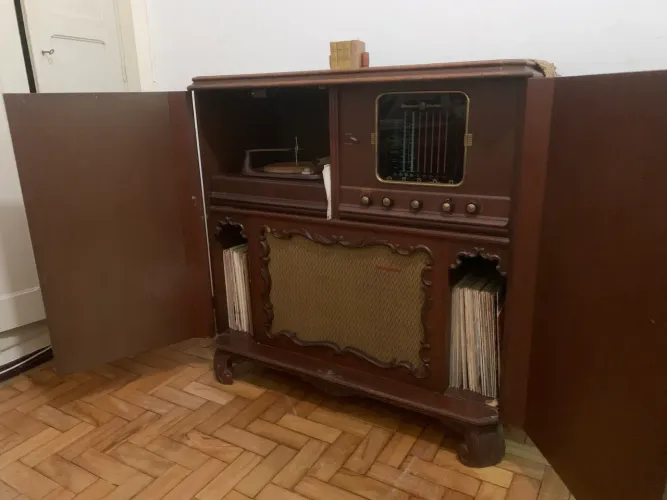 Móvel com vitrola e rádio