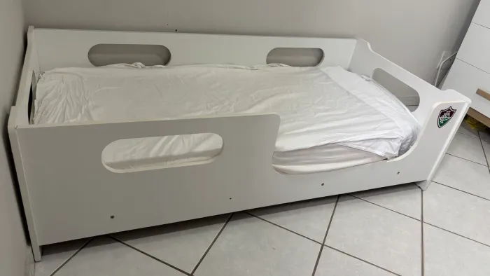 Vendo cama infantil muito nova