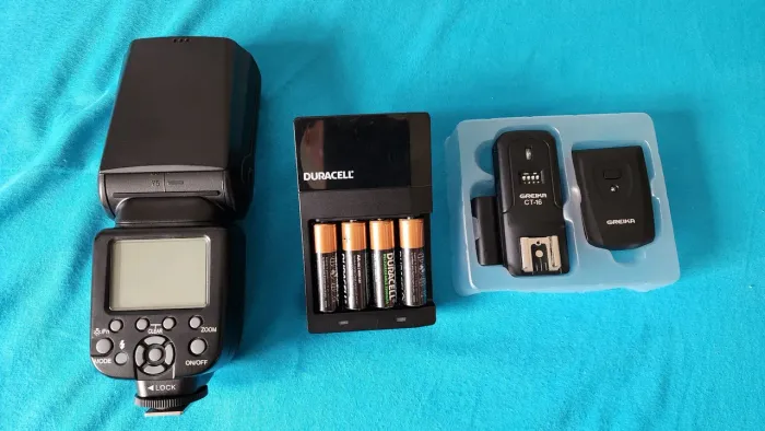 Flash Triopo TR-988 + Disparador Greika CT-16 + Carregador Duracell (Kit Completo)