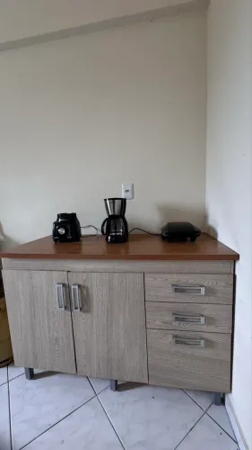 Armário de cozinha com gavetas na cor amadeirado