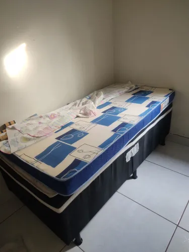 Vende _ se cama Box solteiro   um colchão solteiro 