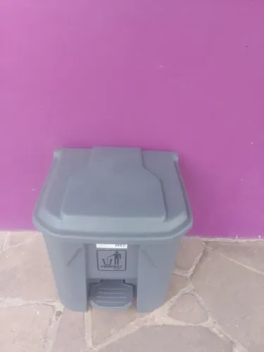 Vendo essa lixeira inteirinha grande só buscar em Canoas não entrego 60 reais inteirinha