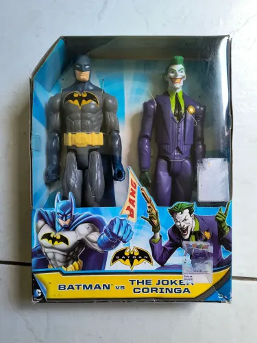 Batman e Coringa, na caixa lacrada, sem uso. Mas com marcas do tempo
