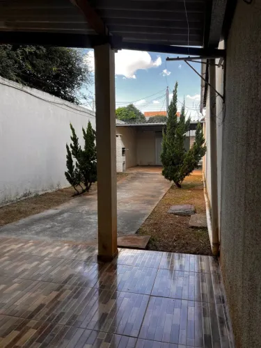 Alugo casa (kit net) sozinha no lote