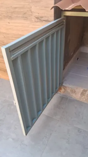 Portão ideal para corredor ou casinha de cachorro.