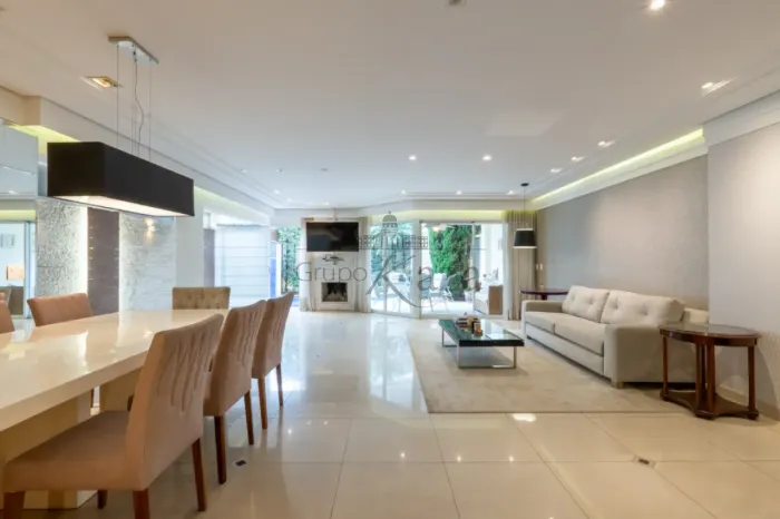 Casa em Condomínio - Cidade Jardim - 4 Suítes - 383m².