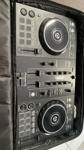 Vende-se uma mesa de DJ modelo DDJ 400