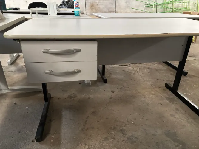 Mesa para escritório com duas gavetas