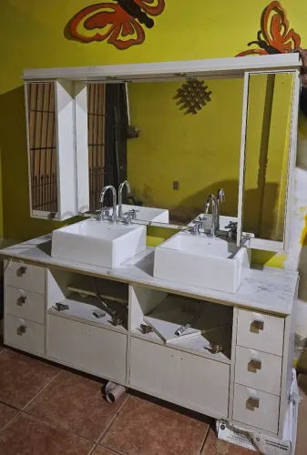 Gabinete para banheiro com tampo e cubas em quartzo branco + espelheira