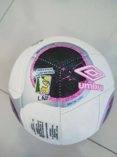 Vendo bola UMBRO de futsal Nova