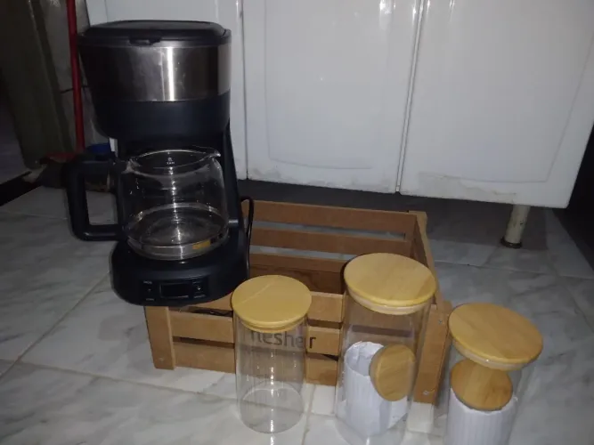 Cafeideira e vidros de mantimentos 