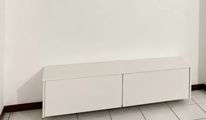 Vendo rack de tv com 2 gavetões 