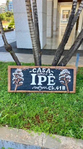 Placa entalhada em Madeira 