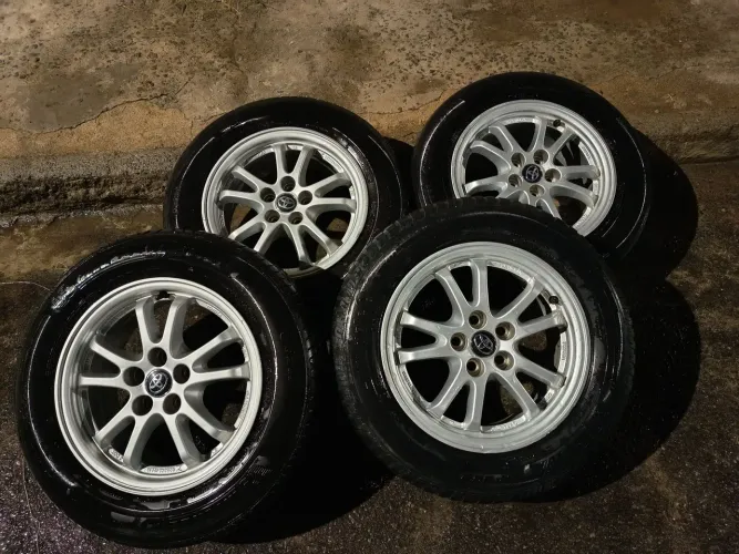 Rodas com pneus Aro 15. 