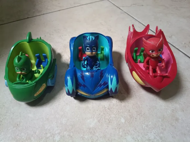 Bonecos e carrinhos do PJ Masks