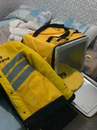 Combo, jaqueta + bag (jaqueta tamanho GG) tá justa ainda pois não foi usada