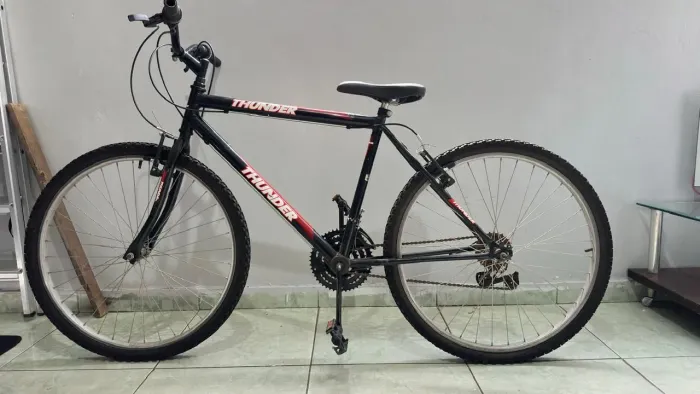 Bicicleta aro 26 Track & Bikes Thunder 18 marchas preta com detalhes vermelhos