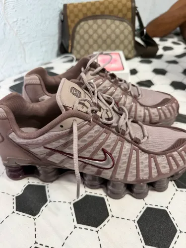 Vendo tênis comprado na Nike da frança nunca usado 