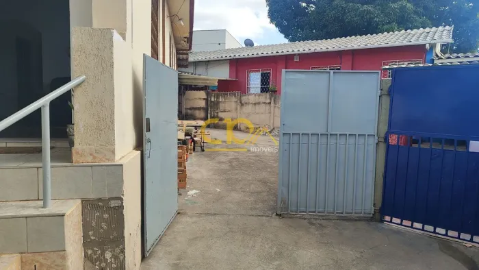 Casa em lote com kit net e duas casas / lote para construção de predios.
